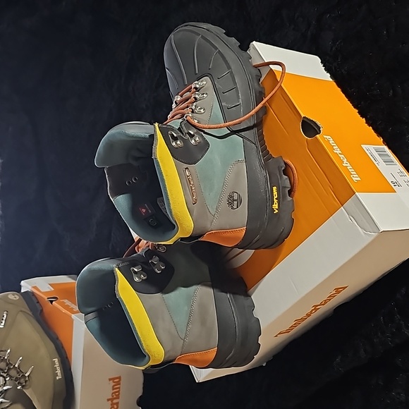 Men Timberland Boots - Picture 2 of 3